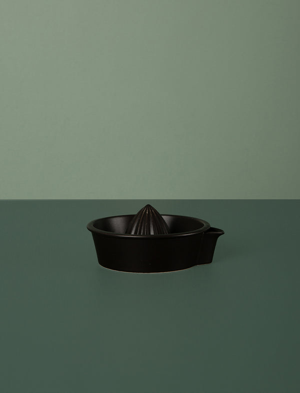 Taku Lemon Squeezer // Black